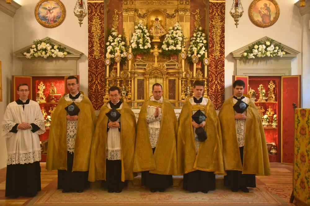 Le célébrant avec les chapiers