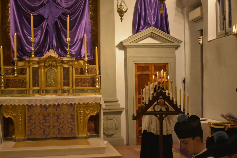 Le sacristain éteint un cierge du chandelier triangulaire après chaque psaume