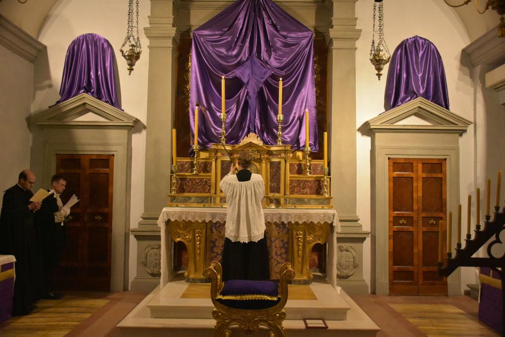 Le sacristain éteint les cierges de l&rsquo;autel pendant le chant du <i>Benedictus</i>