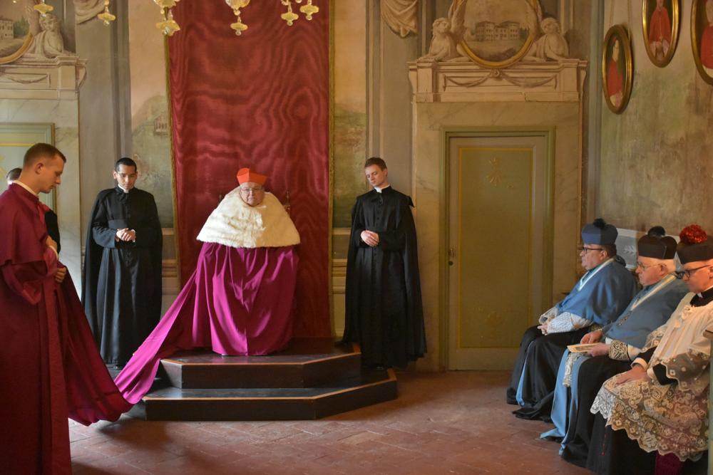 Le Pontife à la Salle de Trône