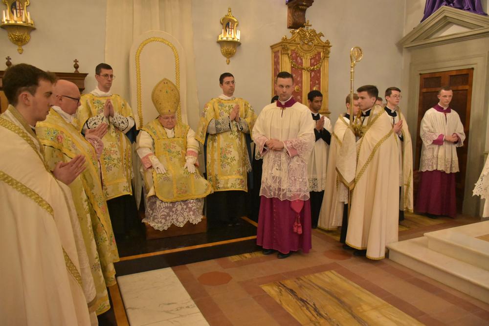 Le Pontife paré pour la célébration de la Messe
