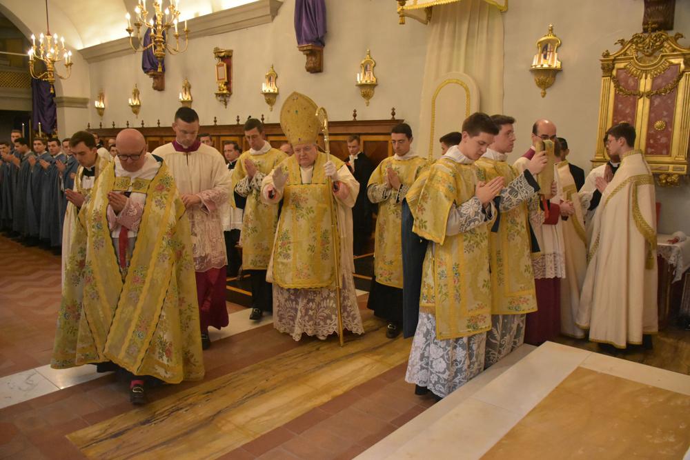 Arrivée du Pontife devant l&rsquo;autel