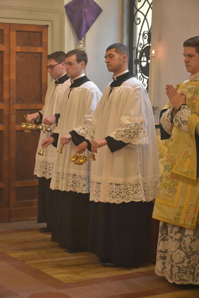 Les ministres sonnent les cloches pour la dernière fois pendant que le Pontife récite le <i>Gloria</i>
