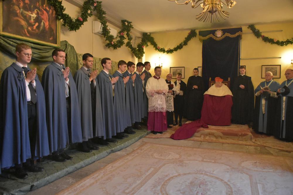 Le Pontife à la salle de chapître pour le <i>Mandatum</i>