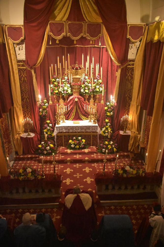 Adoration du Saint-Sacrement au reposoir