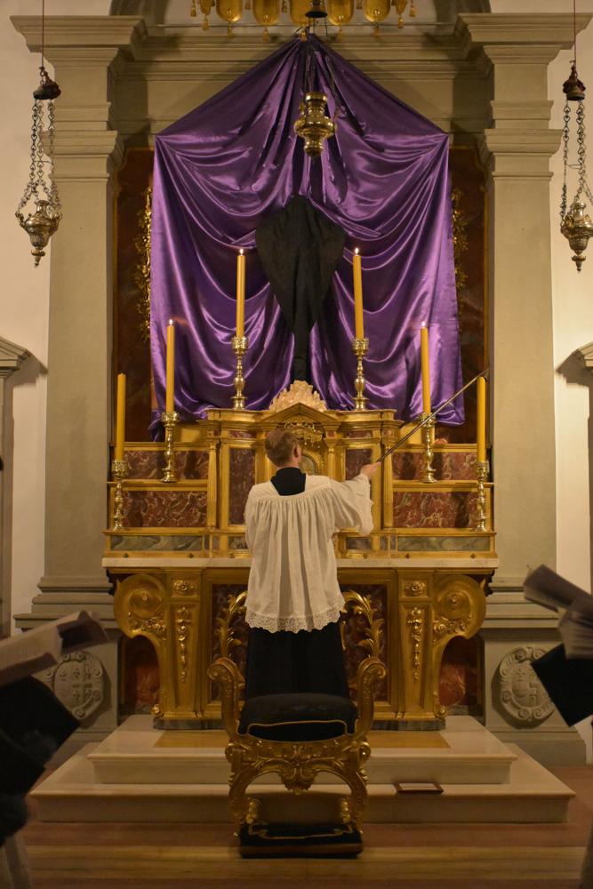 Le sacristain éteint les cierges de l&rsquo;autel pendant le chant du <i>Benedictus</i>