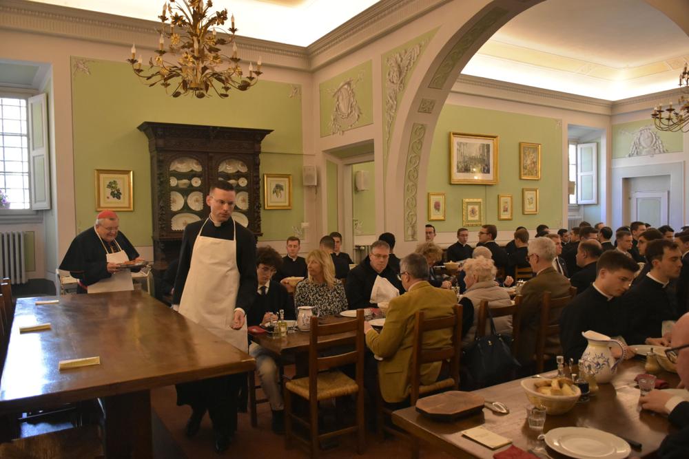 Service du réfectoire par les Supérieurs