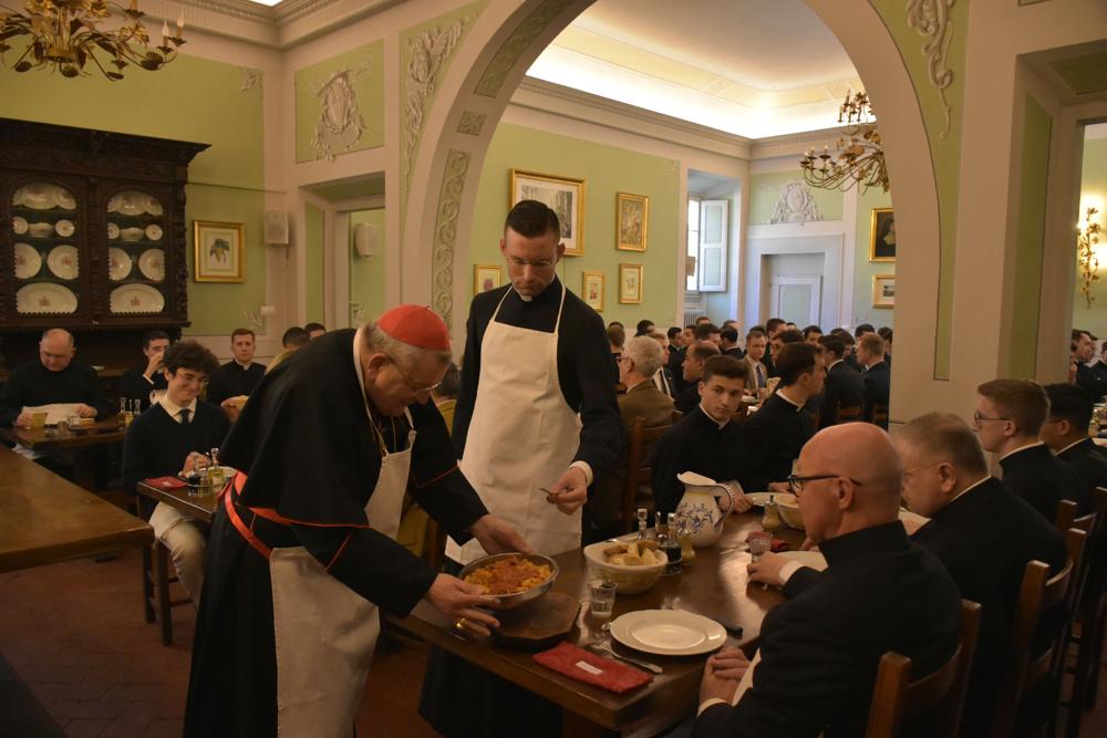 Le Cardinal sert le réfectoire avec les Supérieurs du séminaire