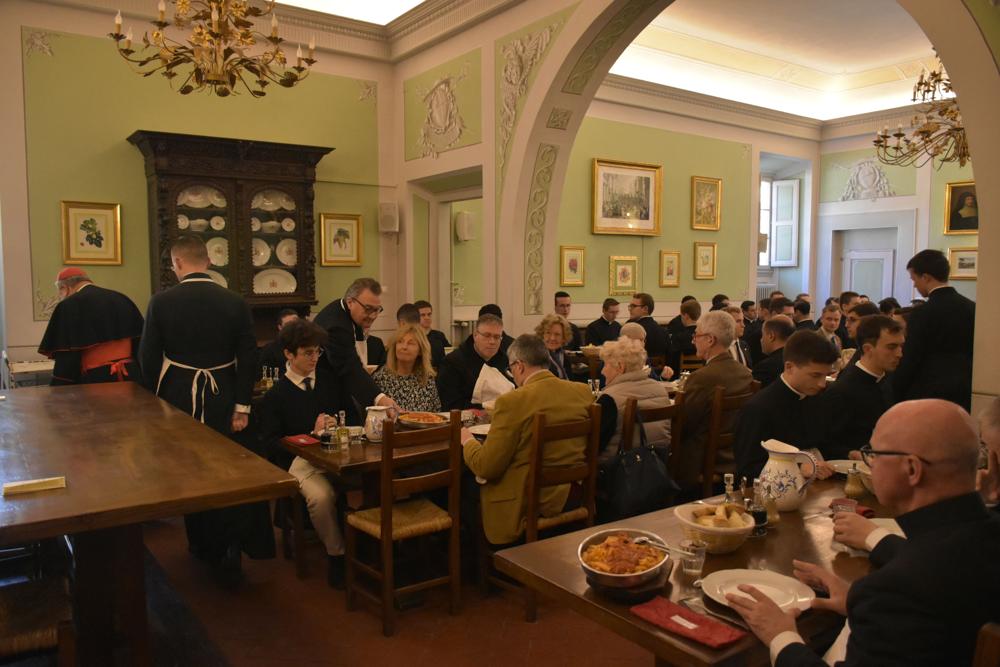 Service du réfectoire par les Supérieurs