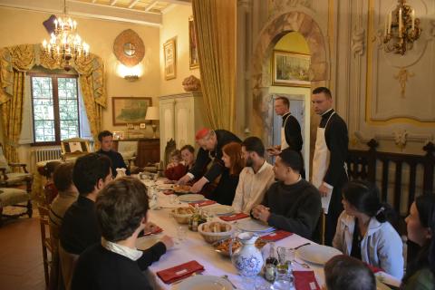 Le Cardinal sert les hôtes avec les Supérieurs du séminaire