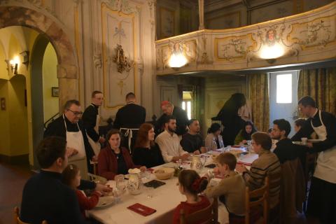 Le Cardinal sert les hôtes avec les Supérieurs du séminaire
