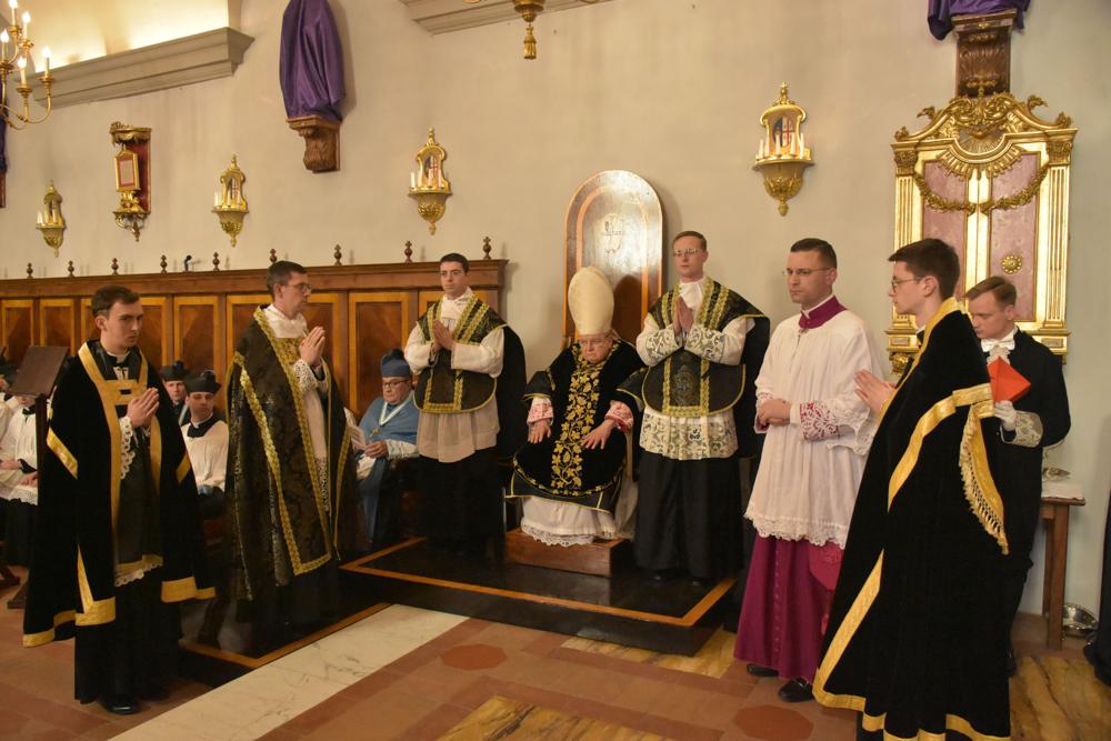 Le Pontife paré au trône