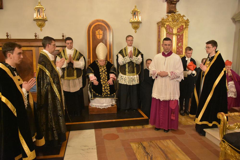Le Pontife paré au trône