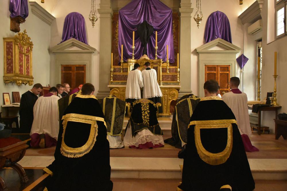 Le Pontife se prosterne devant l&rsquo;autel pendant que les acolytes déposent une nappe sur l&rsquo;autel