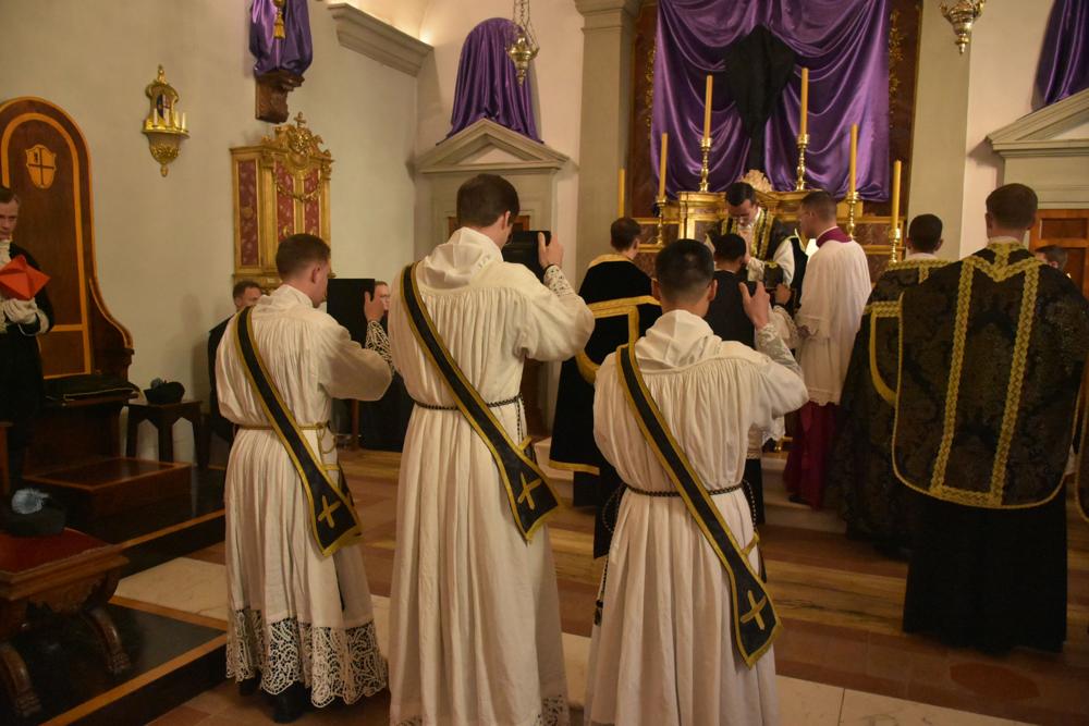 Arrivée des diacres pour le chant de la Passion
