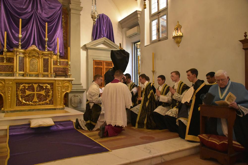 Le Pontife découvre le haut de la croix et chante le <i>Ecce lignum crucis</i>