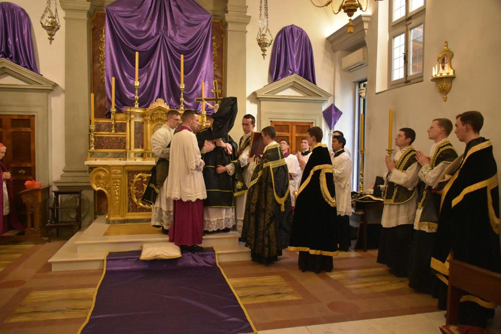 Le Pontife monte en haut des degrés de l&rsquo;autel et chante la même antienne sur un ton plus élevé