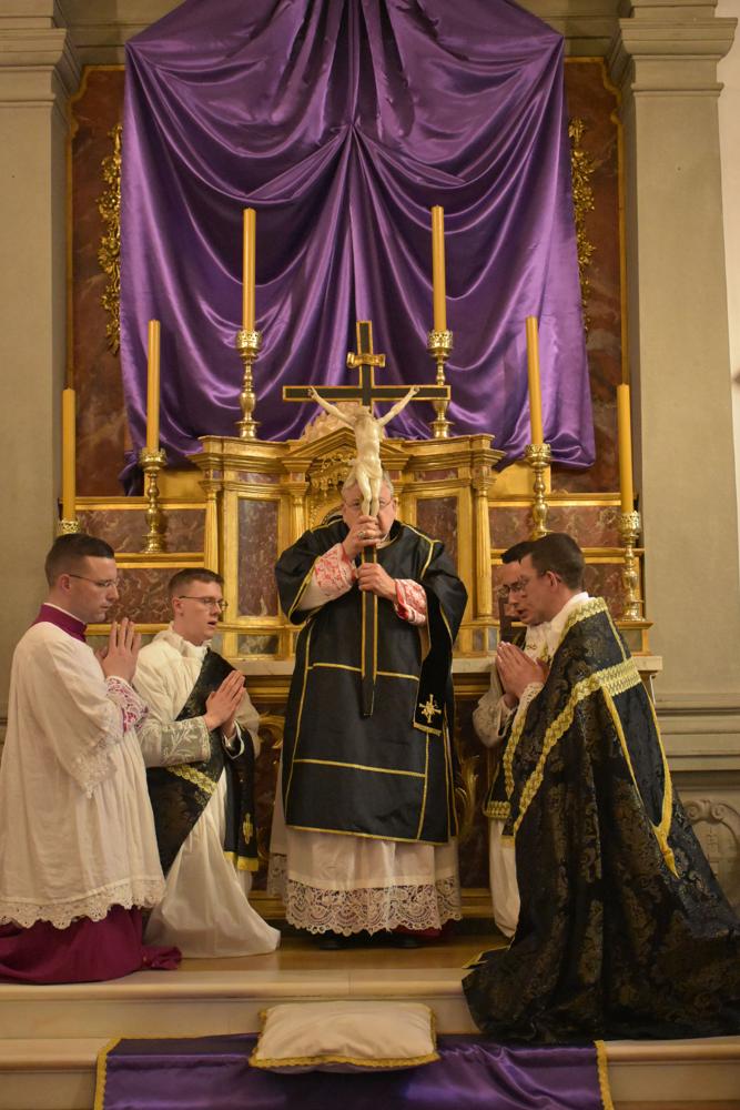 Le Pontife monte au centre de l&rsquo;autel et chante la même antienne sur un ton encore plus élevé