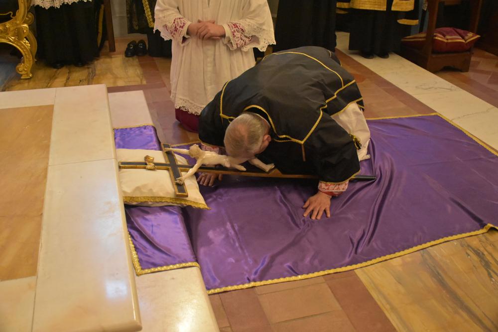 Adoration de la croix par le Pontife