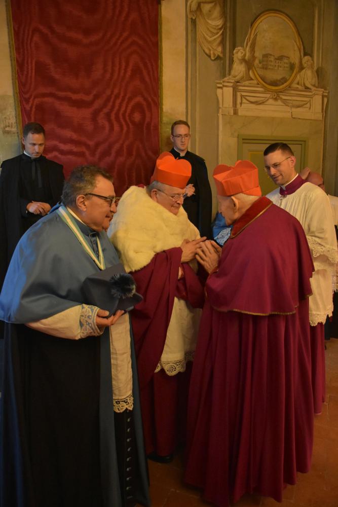 S.E.R. le cardinal Simoni salue S.E.R. le cardinal Burke à la Salle de Trône