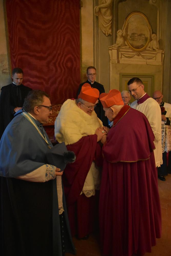 S.E.R. le cardinal Simoni salue S.E.R. le cardinal Burke à la Salle de Trône