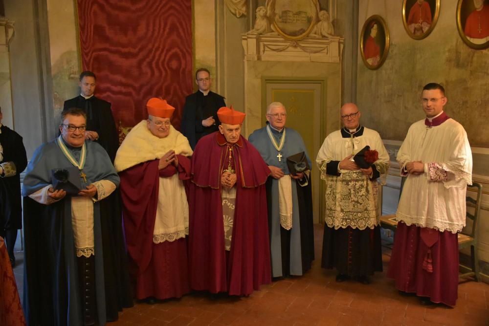 S.E.R. le cardinal Simoni salue S.E.R. le cardinal Burke à la Salle de Trône