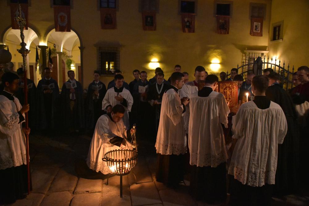Le thuriferaire charge l&rsquo;encensoir des charbons du feu nouveau