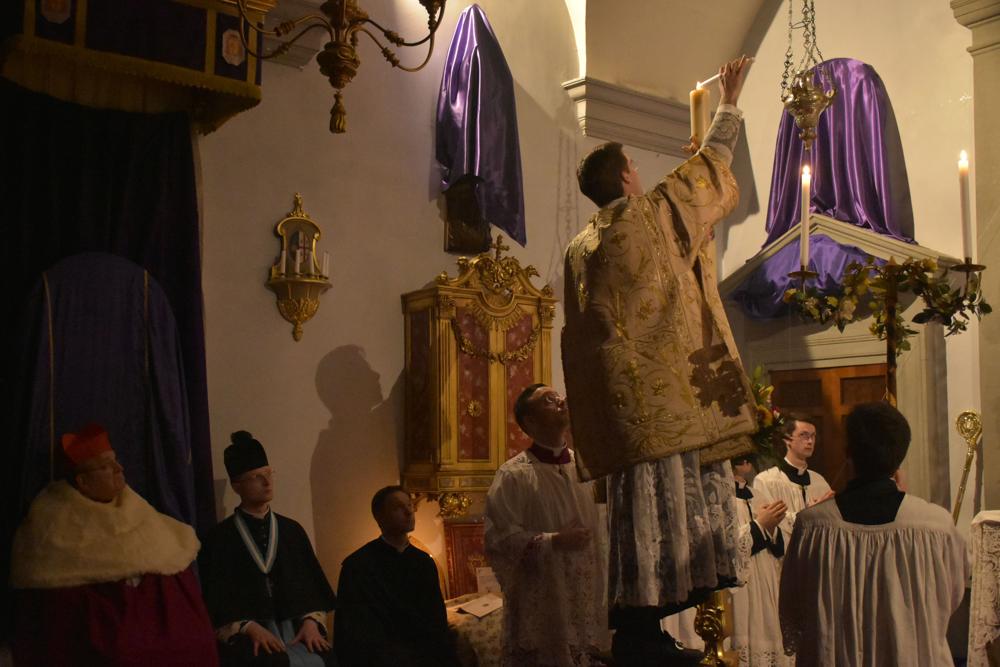 Le diacre allume le cierge pascal avec le chandelier triangulaire