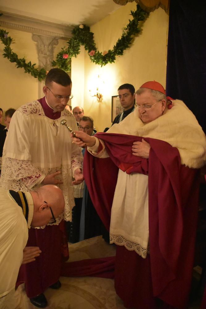 Le Pontife asperge le prêtre assistant de l&rsquo;eau lustrale