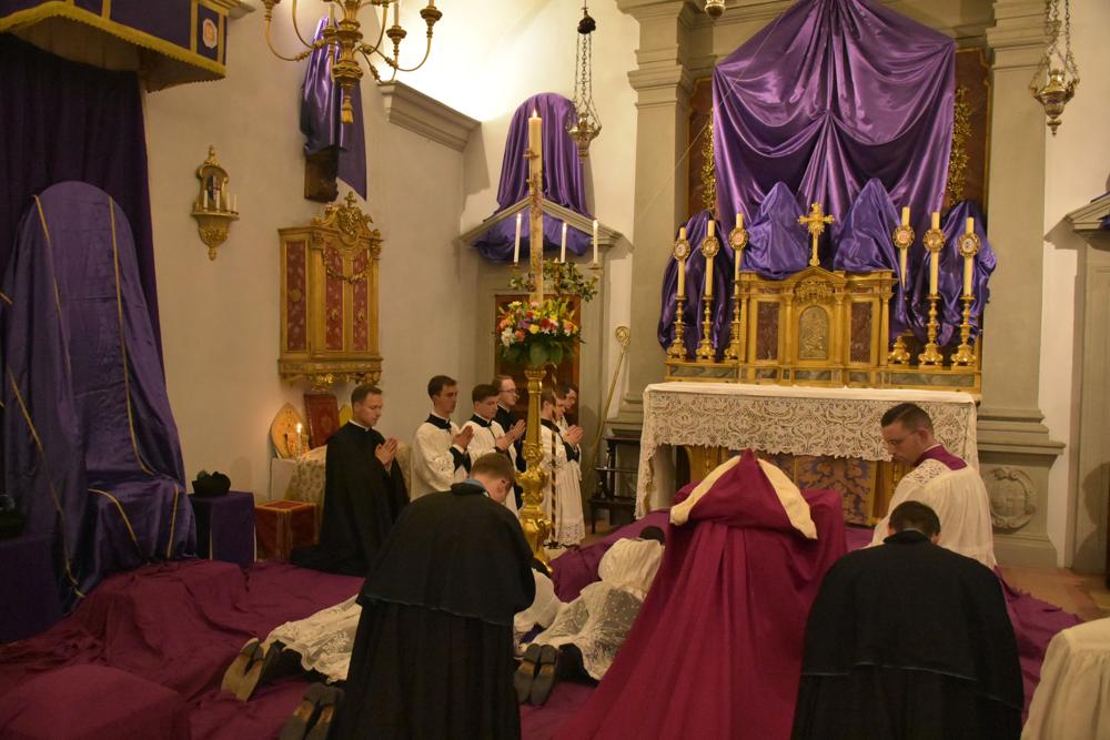 Prostration pendant le chant des litanies des saints