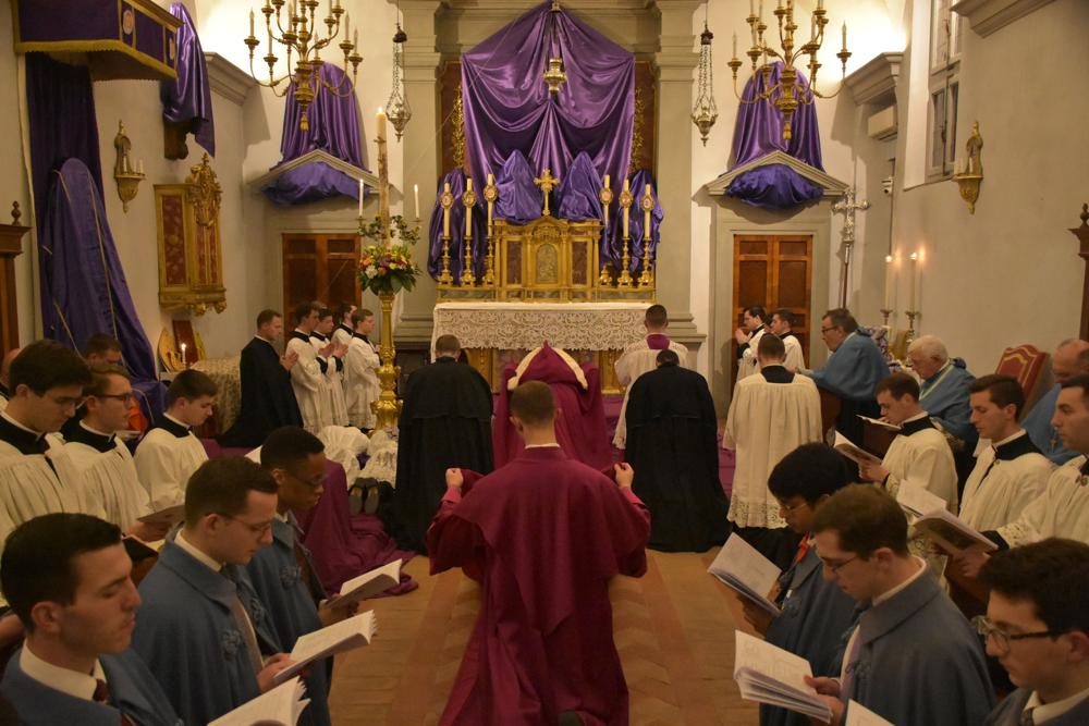 Prostration pendant le chant des litanies des saints