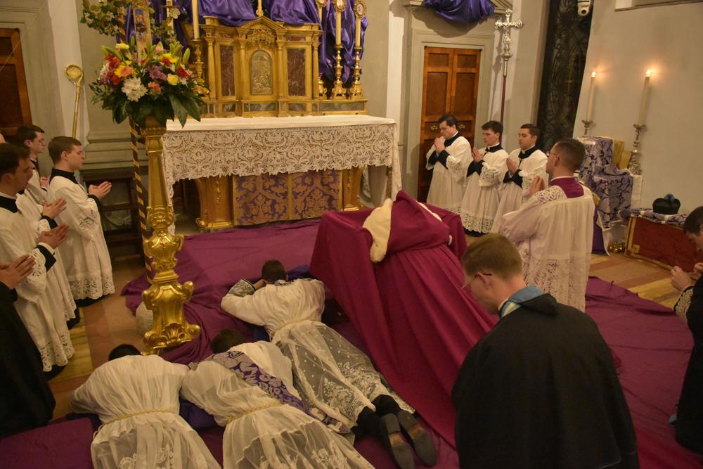 Prostration pendant le chant des litanies des saints