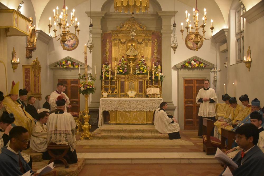 Chant du <i>Gloria</i> pendant lequel, toutes les statues et images sont dévoilées