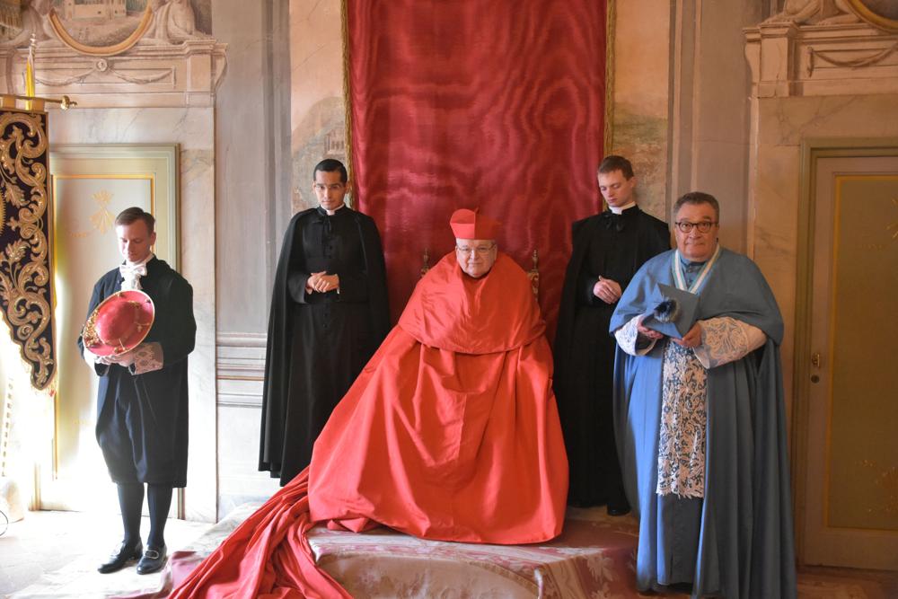Le Pontife à la Salle de Trône avant la cérémonie