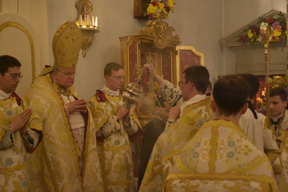 Encensement du Pontife par le prêtre assistant