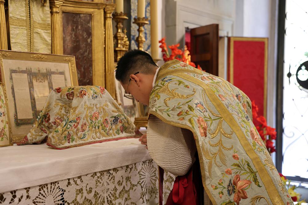 <i>Orámus te, Dómine, per mérita Sanctórum tuórum</i>