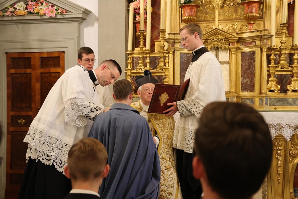« Recevez la Cape des postulants de l&rsquo;Institut du Christ Roi Souverain Prêtre, que vous revêtirez chaque fois que vous proclamerez les louanges de Dieu en participant à l&rsquo;Office Divin. »