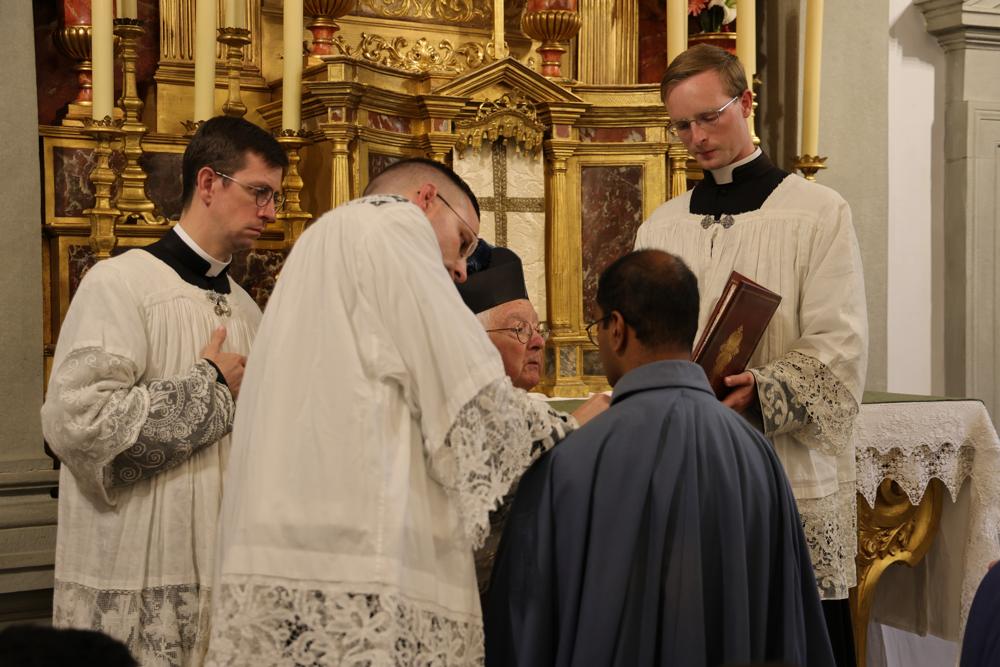 « Recevez la Cape des postulants de l&rsquo;Institut du Christ Roi Souverain Prêtre, que vous revêtirez chaque fois que vous proclamerez les louanges de Dieu en participant à l&rsquo;Office Divin. »