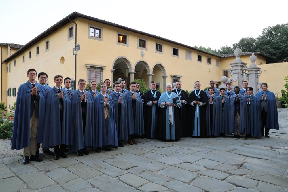 Les Postulants de Première Année avec les Supérieurs du Séminaire